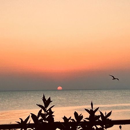 Отель Dimora Alba Sul Mare Трани Экстерьер фото