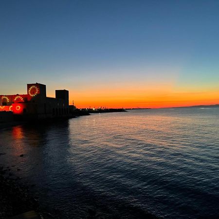 Отель Dimora Alba Sul Mare Трани Экстерьер фото